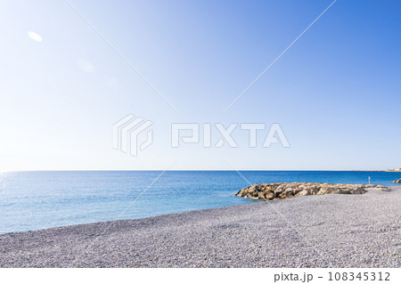 フランス、ニースの地中海の景色 フランス、ニースの地中海の景色 108345312