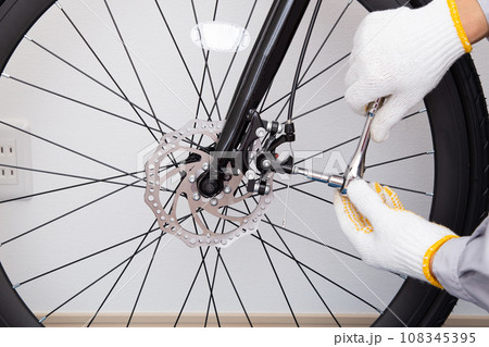自転車のディスクブレーキの組立　点検　調整作業 108345395