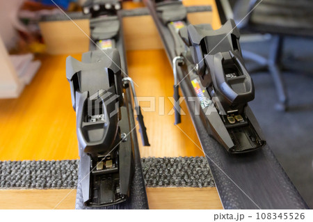 Ski repair service, adjust the bindings table Ski repair service, adjust the bindings table 108345526
