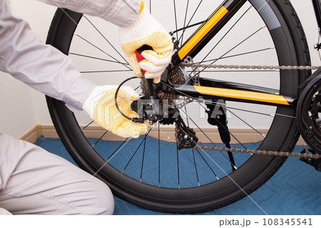 自転車のリアディレイラー（変速機）の調整　点検　メンテナンス 108345541
