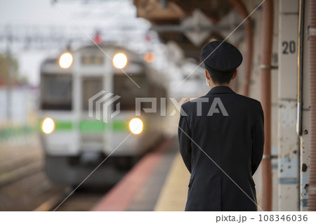 列車を迎える車掌 108346036
