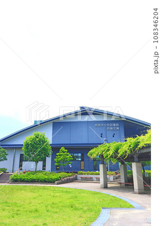 岐阜県恵那市、恵那市中央図書館の風景 108346204