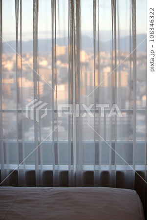 ホテルの客室の窓とカーテンの風景 108346322