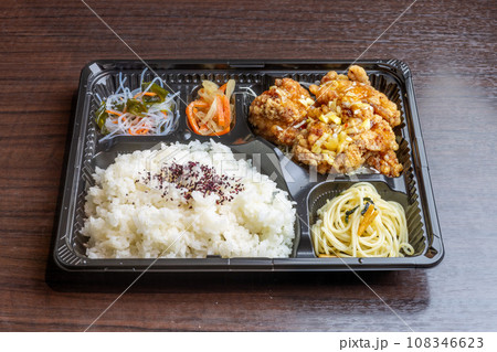 お手頃価格な油淋鶏弁当 108346623