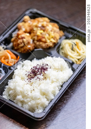 お手頃価格な油淋鶏弁当 お手頃価格な油淋鶏弁当 108346628