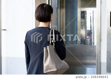 エレベーターに乗る女性 エレベーターに乗る女性 108346641