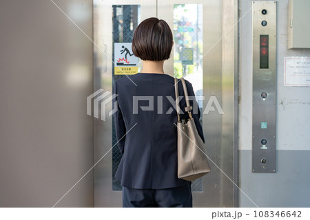 エレベーターに乗る女性 エレベーターに乗る女性 108346642