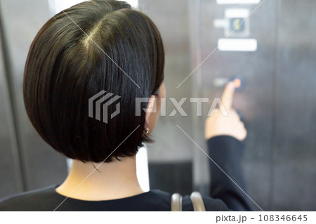 エレベーターに乗る女性 エレベーターに乗る女性 108346645