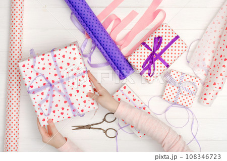 Girl tied ribbon on the gift 108346723