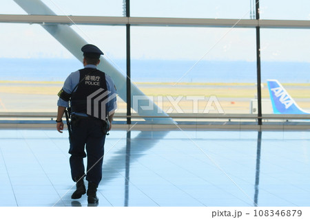 空港を巡回する警察官　後ろ姿　警備　警視庁 108346879