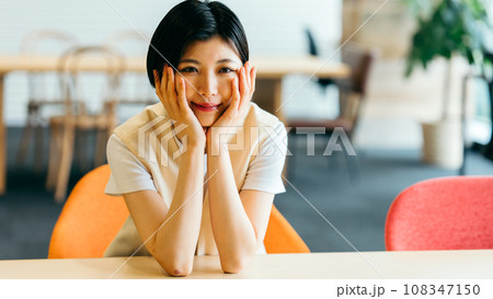 オフィスで仕事をする女性 108347150