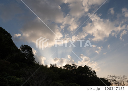 幻想的な太陽の光を放つ夕方の空 108347185