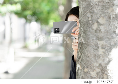 スマホで写真を撮る女性 スマホで写真を撮る女性 108347371