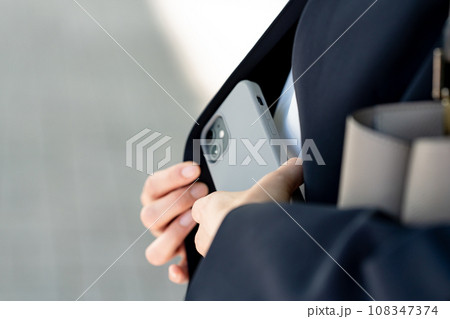 スマホで写真を撮る女性 108347374