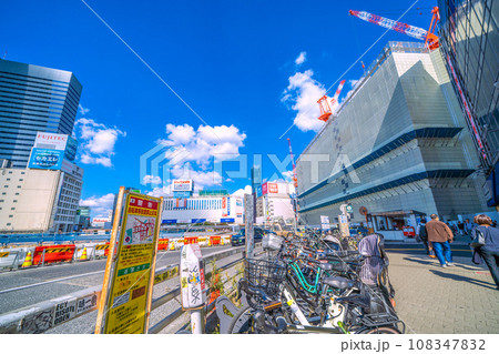 日本の東京都市景観 10月。解体工事中の小田急や新宿駅路上自転車駐輪場9などを望む＝24日 108347832