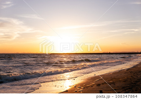 稲毛海岸の夕焼け 108347864