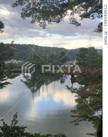 兼六園の小道から眺める霞ヶ池 兼六園の小道から眺める霞ヶ池 108348012
