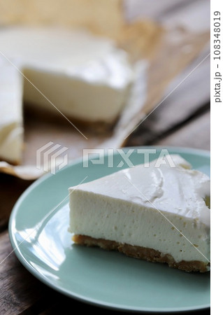 カットしたクッキーボトムの手作りのレアチーズケーキ カットしたクッキーボトムの手作りのレアチーズケーキ 108348019