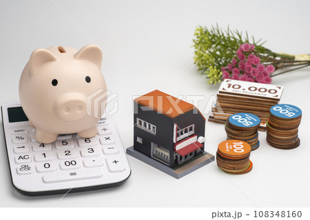 店舗の模型とおもちゃのお金と貯金箱と電卓 店舗の模型とおもちゃのお金と貯金箱と電卓 108348160