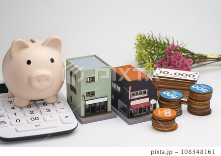 店舗の模型とおもちゃのお金と貯金箱と電卓 店舗の模型とおもちゃのお金と貯金箱と電卓 108348161