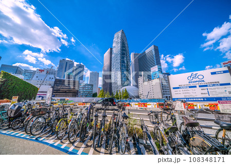 日本の東京都市景観 10月。新宿副都心や京王百貨店前の新宿駅路上自転車駐輪場9などを望む＝24日 108348171