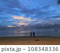 夕暮れのビーチで遊ぶ子供たち 108348336