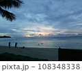 夕暮れのビーチで遊ぶ子供たち 108348338