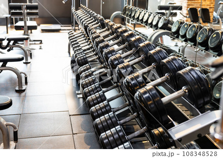 無人のフィットネスジム内観 108348528