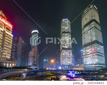 上海・浦東陸家嘴の高層ビル群 夜景 / Shanghai, China 108348663