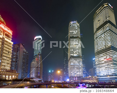 上海・浦東陸家嘴の高層ビル群 夜景 / Shanghai, China 108348664