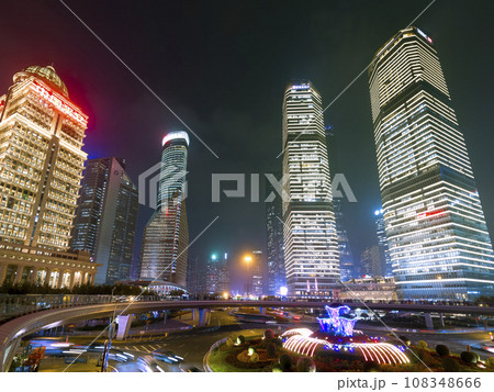上海・浦東陸家嘴の高層ビル群 夜景 / Shanghai, China 108348666