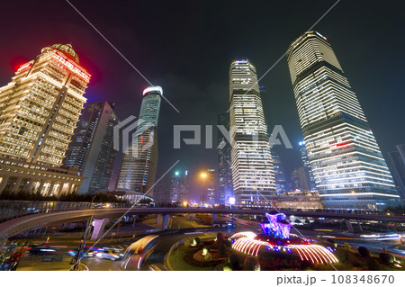 上海・浦東陸家嘴の高層ビル群 夜景 / Shanghai, China 108348670