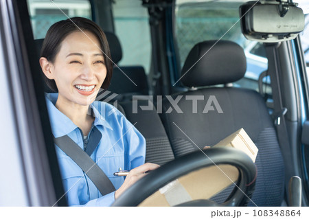 配送する女性スタッフ　宅配ドライバー 108348864