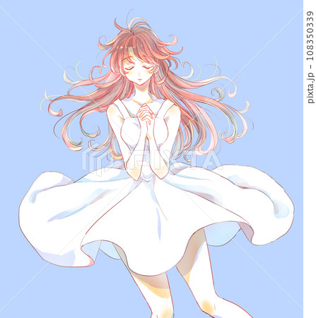 手を胸の前で組む神秘的な女性 108350339
