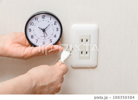 【時間と電気をイメージする主婦】 108350384