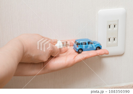 【電気自動車を充電する主婦】 【電気自動車を充電する主婦】 108350390