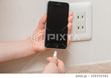 【スマホを充電する主婦】 【スマホを充電する主婦】 108350392