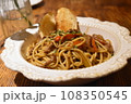 トーストが乗っている熱々パスタ 108350545