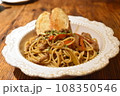 トーストが乗っている熱々パスタ 108350546