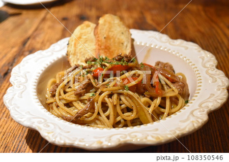 トーストが乗っている熱々パスタ トーストが乗っている熱々パスタ 108350546
