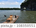 中国桂林 ボートから望む象鼻山  108350551