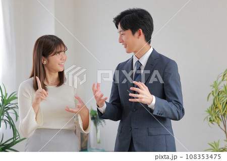 「1つ話したいアイデアがあって」と話し始めるビジネスウーマン1 「1つ話したいアイデアがあって」と話し始めるビジネスウーマン1 108353475