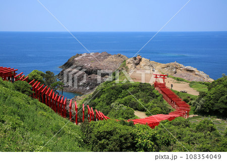 山口県長門市 元乃隅神社の百本鳥居 山口県長門市 元乃隅神社の百本鳥居 108354049