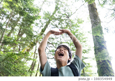 苔と原生林の中を歩く子供 108354949