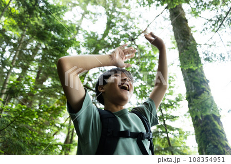 苔と原生林の中を歩く子供 108354951