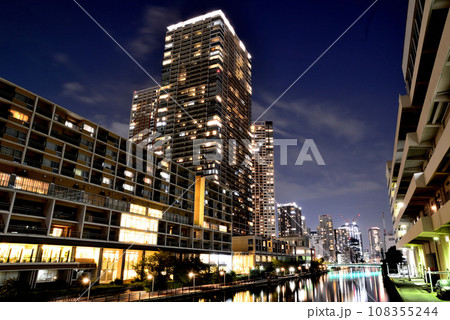 芝浦アイランドの超高層ビル群の夜景 芝浦アイランドの超高層ビル群の夜景 108355244