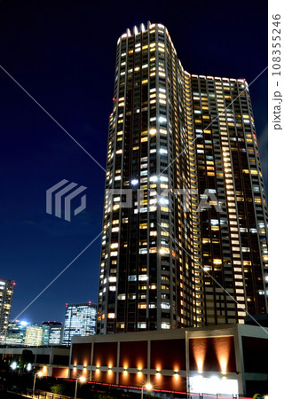 芝浦アイランドの超高層ビル群の夜景 芝浦アイランドの超高層ビル群の夜景 108355246