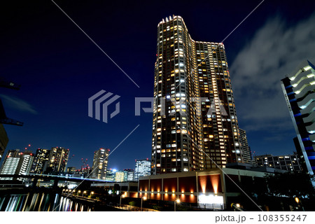 芝浦アイランドの超高層ビル群の夜景 芝浦アイランドの超高層ビル群の夜景 108355247