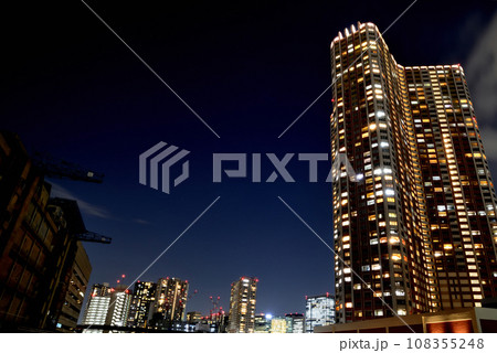 芝浦アイランドの超高層ビル群の夜景 芝浦アイランドの超高層ビル群の夜景 108355248