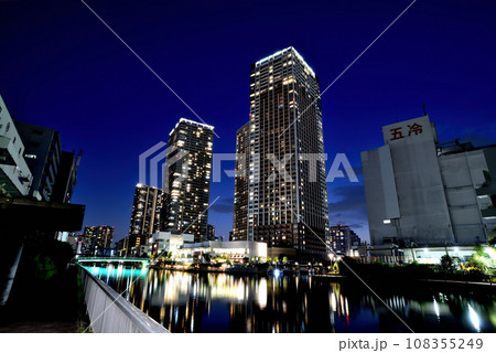 芝浦アイランドの超高層ビル群の夜景 108355249